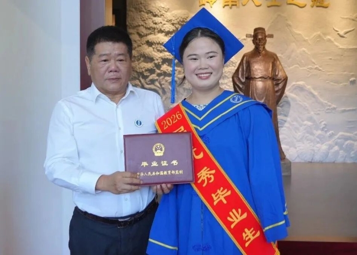唐捷理事长为廖玉婷颁发毕业证书，“折翼女